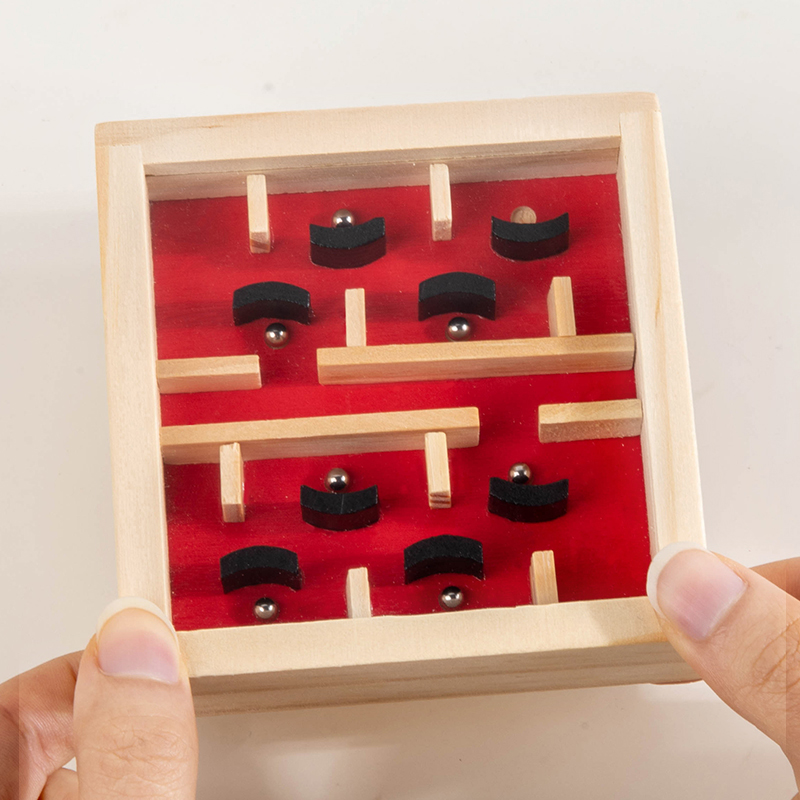 لوحة متاهة الكرة الدوارة للتوا - مراجعة Board Game Qwirkle وسعره